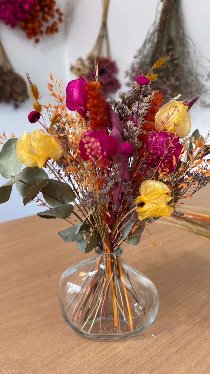 Vaso decorativo montado com flores secas Florada